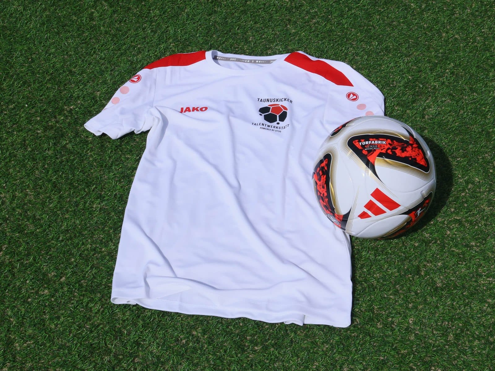 Talentwerkstatt-Trikot mit Ball